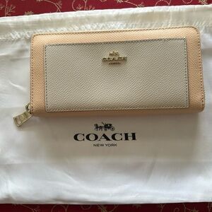 COACH Accordion Zip Wallet Chalk Bicolor Peach Cream Crossgrain Leather